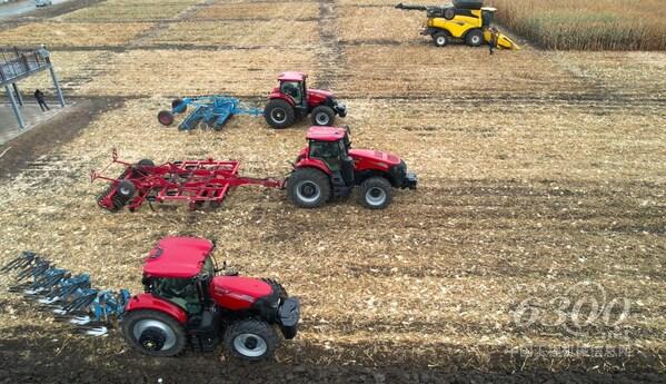 凯斯Magnum 4004 、Optum 3304、Puma 2704拖拉机及纽荷兰CR8.90作业演示